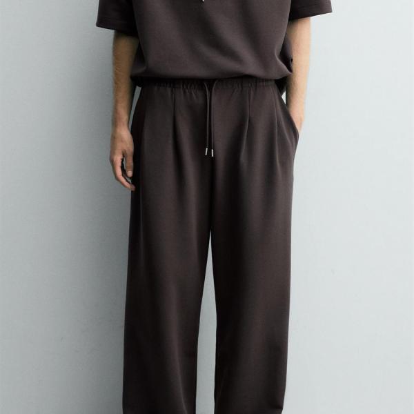 INTERLOCK PLEATED LABEL TROUSERS