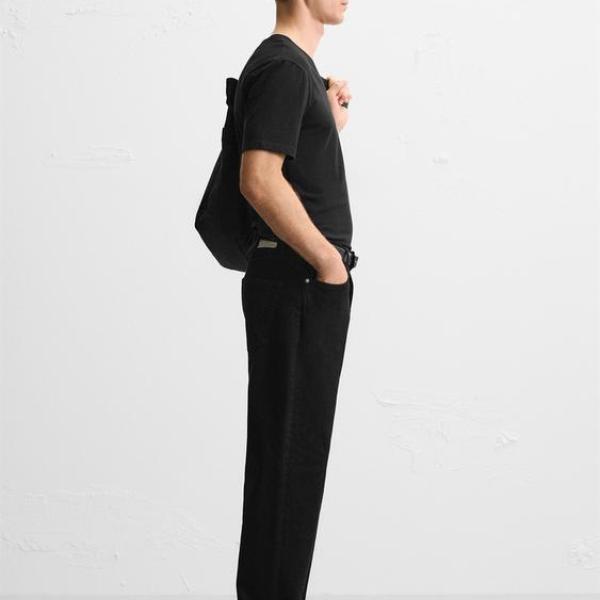 BASIC V-NECK T-SHIRT