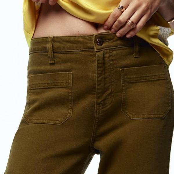 HIGH-WAIST JEANS WITH PATCH POCKETS